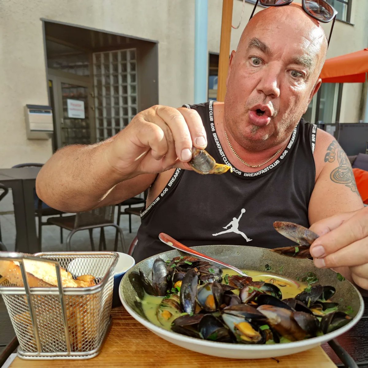 SJalovaara's tweet photo. Tästä se viikonloppu käynnistettiin merenelävillä 😋 - muksaa viikonloppua meille kaikille! 🥳 #herkkuva #simpukat #lähipubi #gastropubmylly #lahessa https://t.co/oLy5dUEkTp