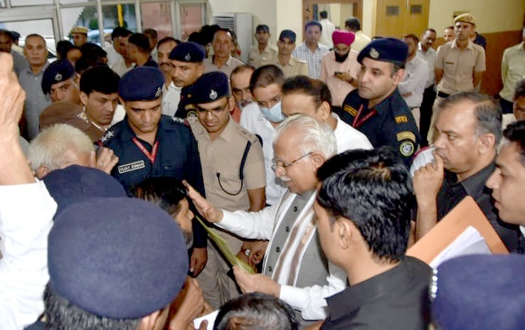 mlkhattar's tweet photo. हरियाणा के नागरिकों को आ रही किसी भी प्रकार की समस्या का समाधान करना ही हमारी सरकार का मुख्य ध्येय है।

आज करनाल में जनसंवाद कार्यक्रम के तहत लोगों की समस्याओं को सुना।

इस दौरान अधिकतर मुद्दों का मौके पर ही समाधान कर शेष समस्याओं के जल्द निराकरण हेतु अधिकारियों को निर्देश दिए। https://t.co/3CahmU9DoV