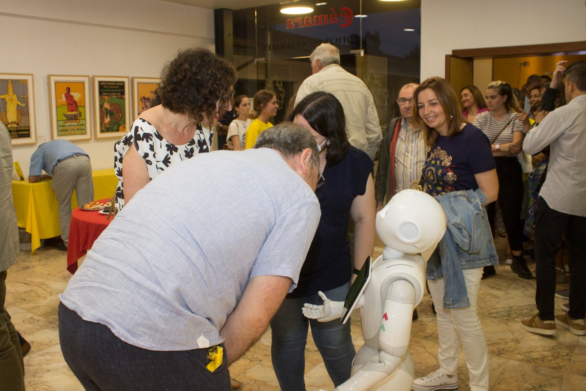 EVADES1's tweet photo. Gracias @alisys por presentarnos a #Nao y #Pepper en clausura #EVADES2022 con mucha #digitalización y el #amarilloformativo por bandera
Dos nuevos amigos #compartiendoconocimiento en #25aniversarioEVADES que dieron mucho de qué hablar
#eventosabiertos #formacion #evades #empresas https://t.co/fqo3R2fjUL