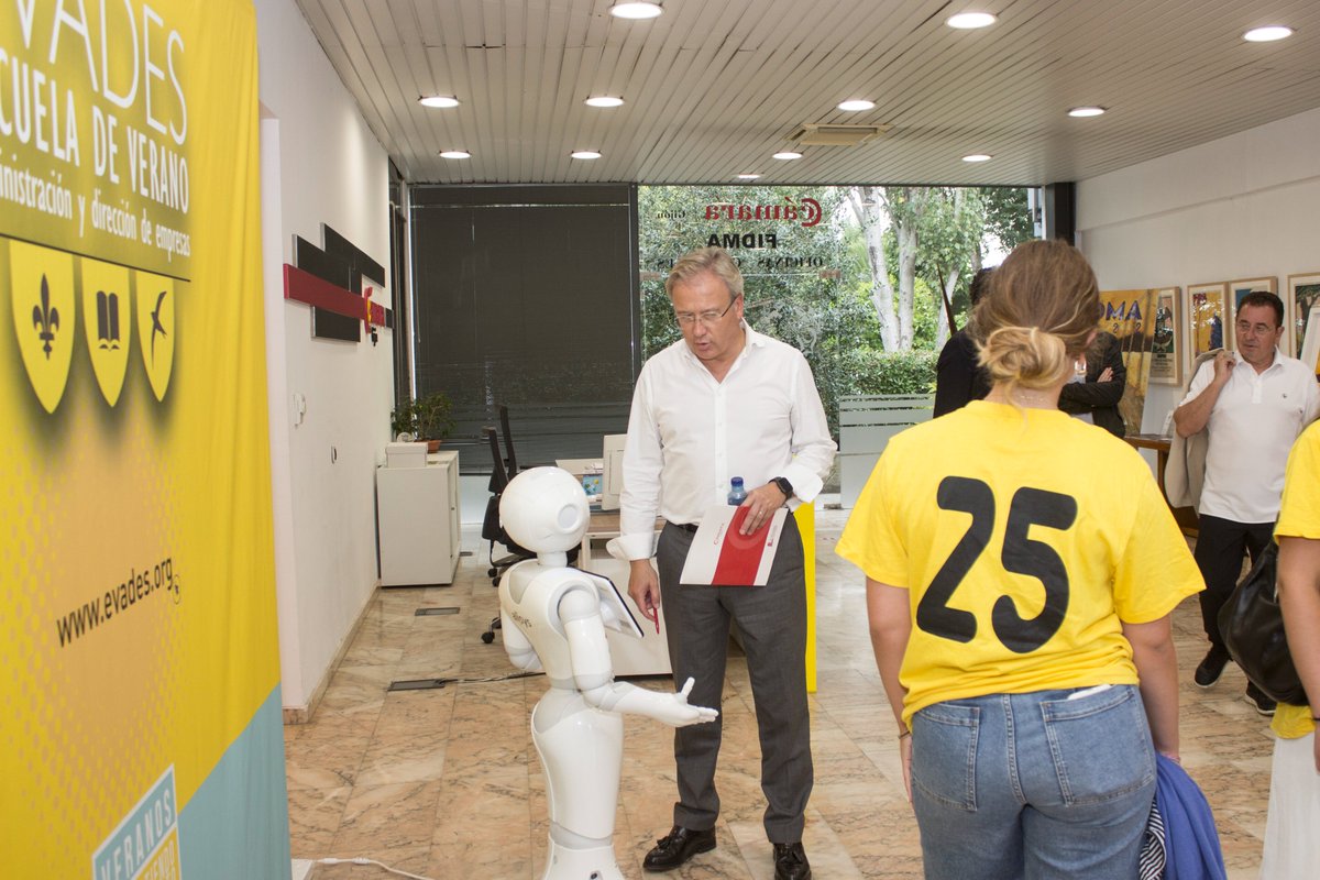 EVADES1's tweet photo. Gracias @alisys por presentarnos a #Nao y #Pepper en clausura #EVADES2022 con mucha #digitalización y el #amarilloformativo por bandera
Dos nuevos amigos #compartiendoconocimiento en #25aniversarioEVADES que dieron mucho de qué hablar
#eventosabiertos #formacion #evades #empresas https://t.co/fqo3R2fjUL