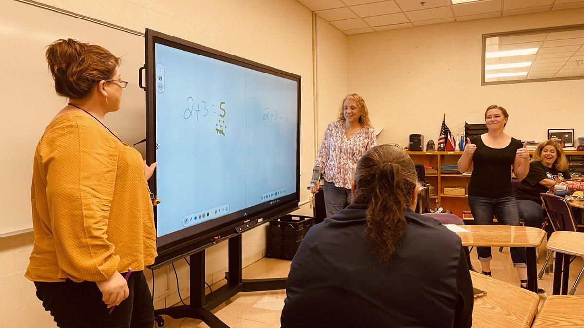 scholarpride's tweet image. Our amazing admin participating in the session “Stick to the Team! Positive Collaboration” Great job ladies! #TECHnovate22