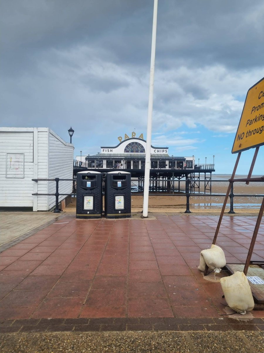 HumberbeatNEL's tweet photo. ASB patrols are being conducted across the division. Not many people about in the wet weather and no issues to report up to now. #inyourcommunity #1842 #7669 #PCRain https://t.co/12AVPFuBoP