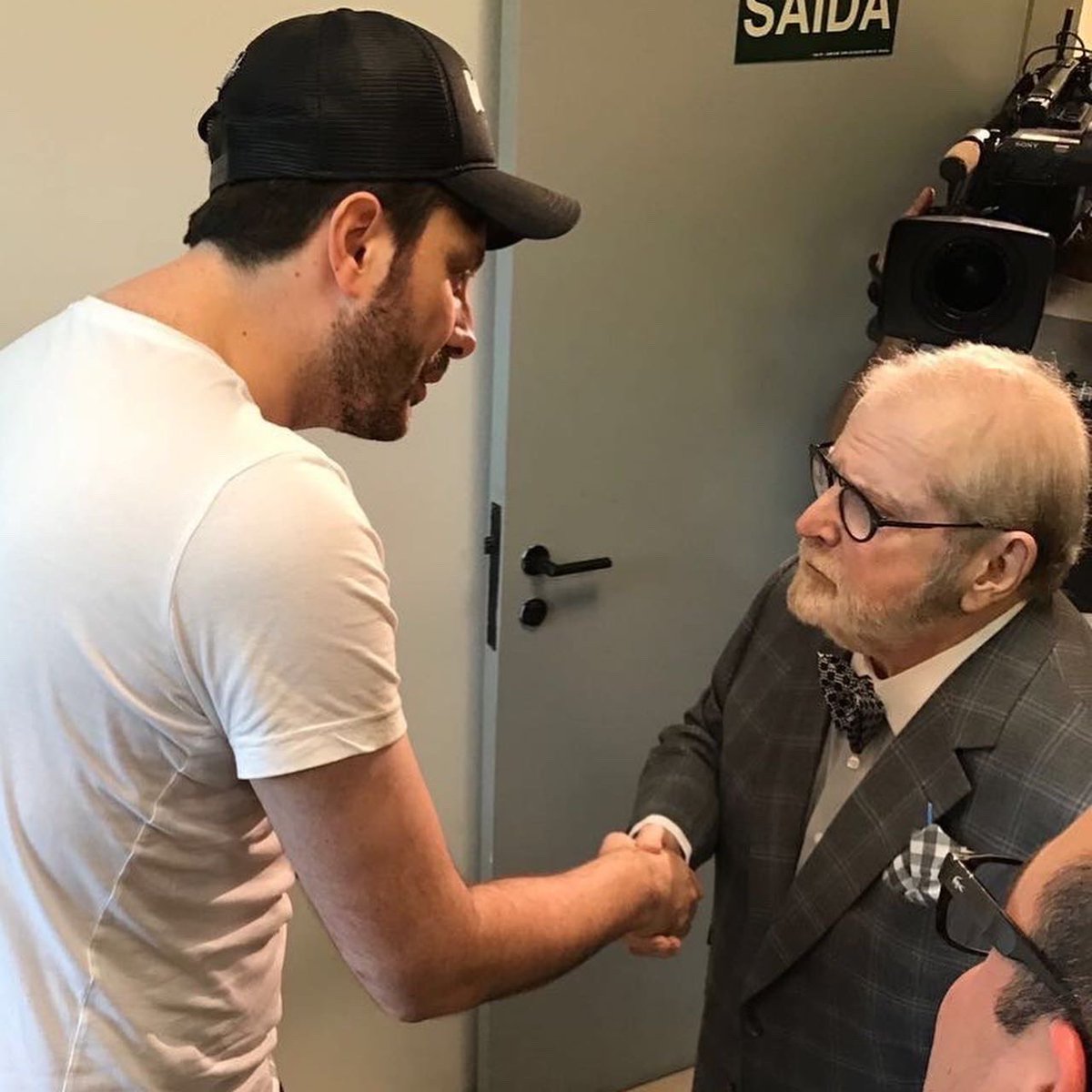 DaniloGentili's tweet photo. Esse foi o único encontro que eu tive com Jô Soares. A pedido dele conversamos em particular. Um dia revelo o conteúdo da conversa. 

Hoje fica aqui a homenagem pra ele que nunca morrerá. 

Hoje eu não vou transmitir o meu talk-show. No lugar vamos assistir JÔ SOARES ONZE E MEIA. https://t.co/zlzRdPyxwm
