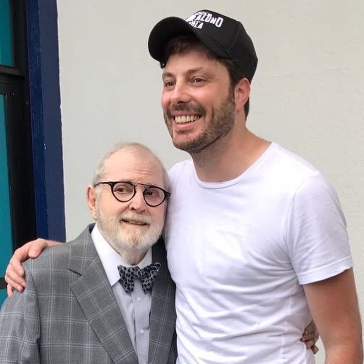 DaniloGentili's tweet photo. Esse foi o único encontro que eu tive com Jô Soares. A pedido dele conversamos em particular. Um dia revelo o conteúdo da conversa. 

Hoje fica aqui a homenagem pra ele que nunca morrerá. 

Hoje eu não vou transmitir o meu talk-show. No lugar vamos assistir JÔ SOARES ONZE E MEIA. https://t.co/zlzRdPyxwm