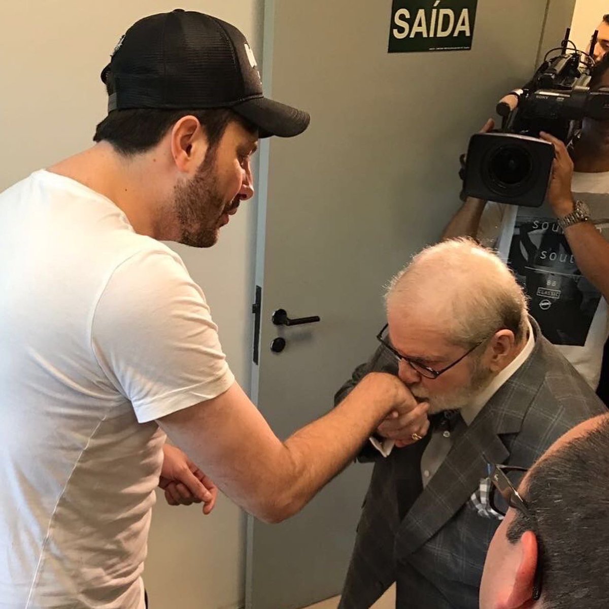 Esse foi o único encontro que eu tive com Jô Soares. A pedido dele conversamos em particular. Um dia revelo o conteúdo da conversa. 

Hoje fica aqui a homenagem pra ele que nunca morrerá. 

Hoje eu não vou transmitir o meu talk-show. No lugar vamos assistir JÔ SOARES ONZE E MEIA.