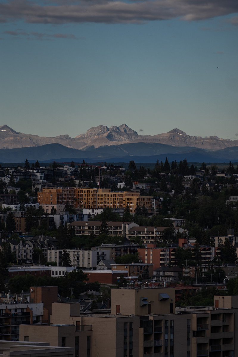 mattxdaniel's tweet photo. Rocky Mountains are showing off today.  Happy Friday. 

📸 taken from downtown #yyc https://t.co/Uz8LxxPB6W