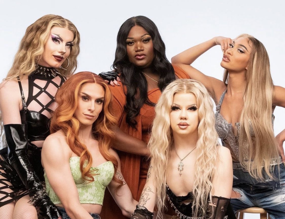sedderaside's tweet photo. I'm telling my kids this was girls aloud https://t.co/o7LymcPdt6