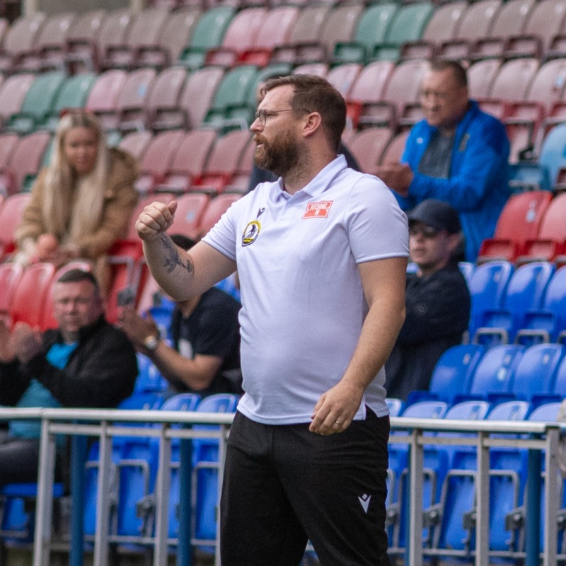 Widnes_FC's tweet photo. 🗣️ "𝘛𝘩𝘦 𝘭𝘢𝘥𝘴 𝘢𝘳𝘦 𝘳𝘦𝘢𝘭𝘭𝘺 𝘭𝘰𝘰𝘬𝘪𝘯𝘨 𝘧𝘰𝘳𝘸𝘢𝘳𝘥 𝘵𝘰 𝘪𝘵. 𝘐𝘵'𝘴 𝘣𝘦𝘦𝘯 𝘢 𝘭𝘰𝘯𝘨 𝘱𝘳𝘦-𝘴𝘦𝘢𝘴𝘰𝘯." 💬

@davedemps13 is in buoyant mood ahead of tomorrow's Halton Derby 👇