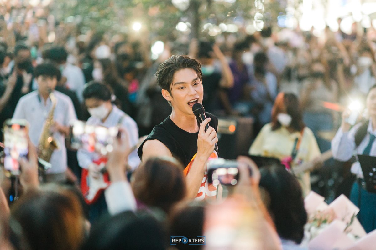 records4Bright's tweet photo. Bright joined a live performance with a student band that is raising funds for their animal rescue &amp; environment conservation organization 'My home paws' on the walking street in Siam Square Soi 2 today.

Cr. The Reporters https://t.co/iRPJWxbKB7

#BrightInspiresUs
#bbrightvc https://t.co/g3hzQhRCWo