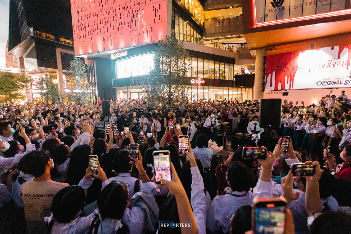 records4Bright's tweet photo. Bright joined a live performance with a student band that is raising funds for their animal rescue &amp; environment conservation organization 'My home paws' on the walking street in Siam Square Soi 2 today.

Cr. The Reporters https://t.co/iRPJWxbKB7

#BrightInspiresUs
#bbrightvc https://t.co/g3hzQhRCWo