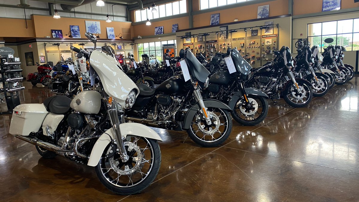 groveshd's tweet photo. No shortages of Street Glides here 😊

Contact Rick, Mike or Chuck today!
540-662-4468
#hdwinchester #harleydavidson #streetglide https://t.co/ArubKCqHvl