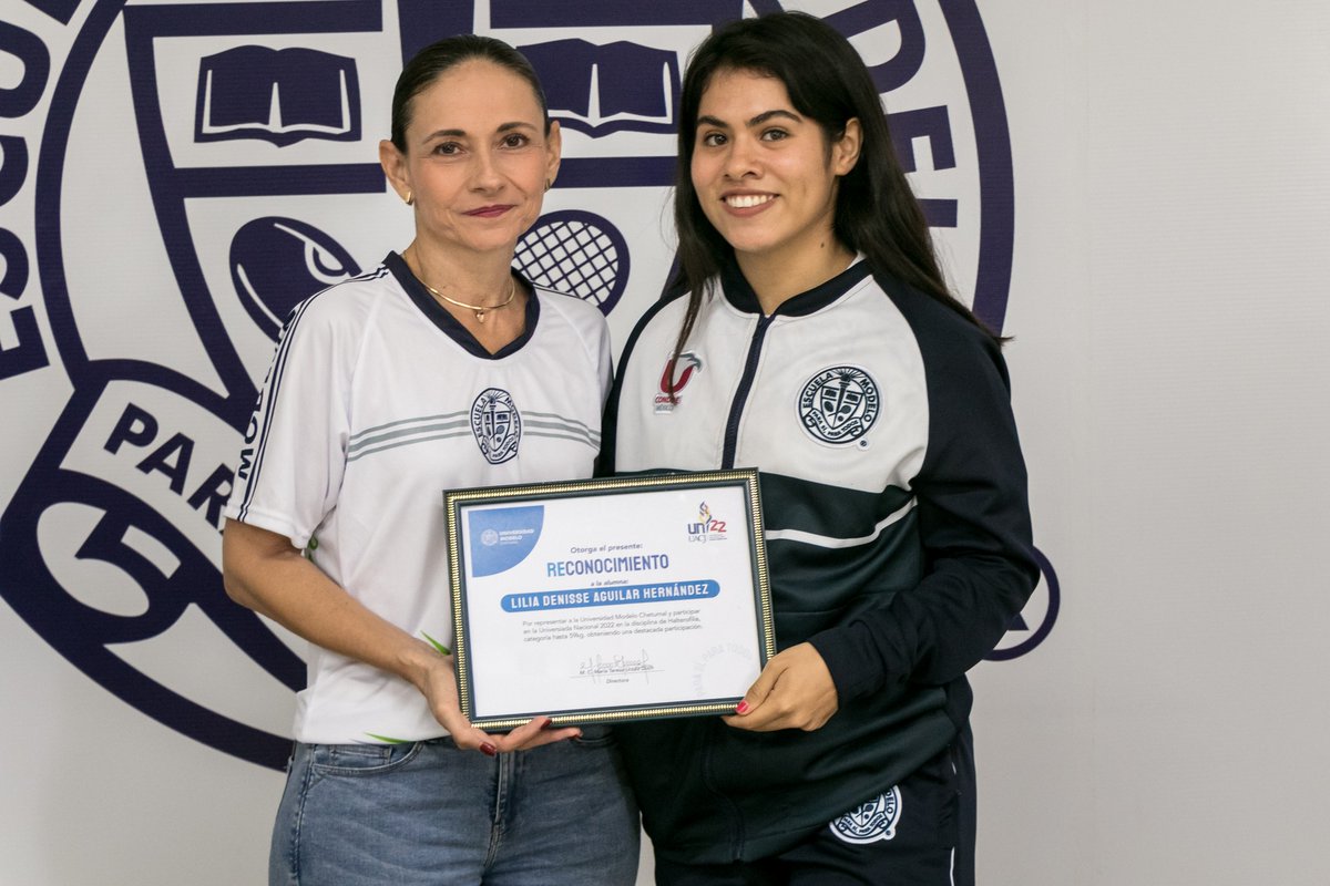 unimodelo_ch's tweet photo. Se llevó a cabo la entrega de #reconocimientos a los alumnos que tuvieron participación en la #UniversiadaNacional2022 que tuvo como sede Ciudad Juárez en las disciplinas de Atletismo, Halterofilia y Lucha Universitaria, a cargo de la directora de nuestro plantel.
#OrgulloModelo https://t.co/vALVojEgfy