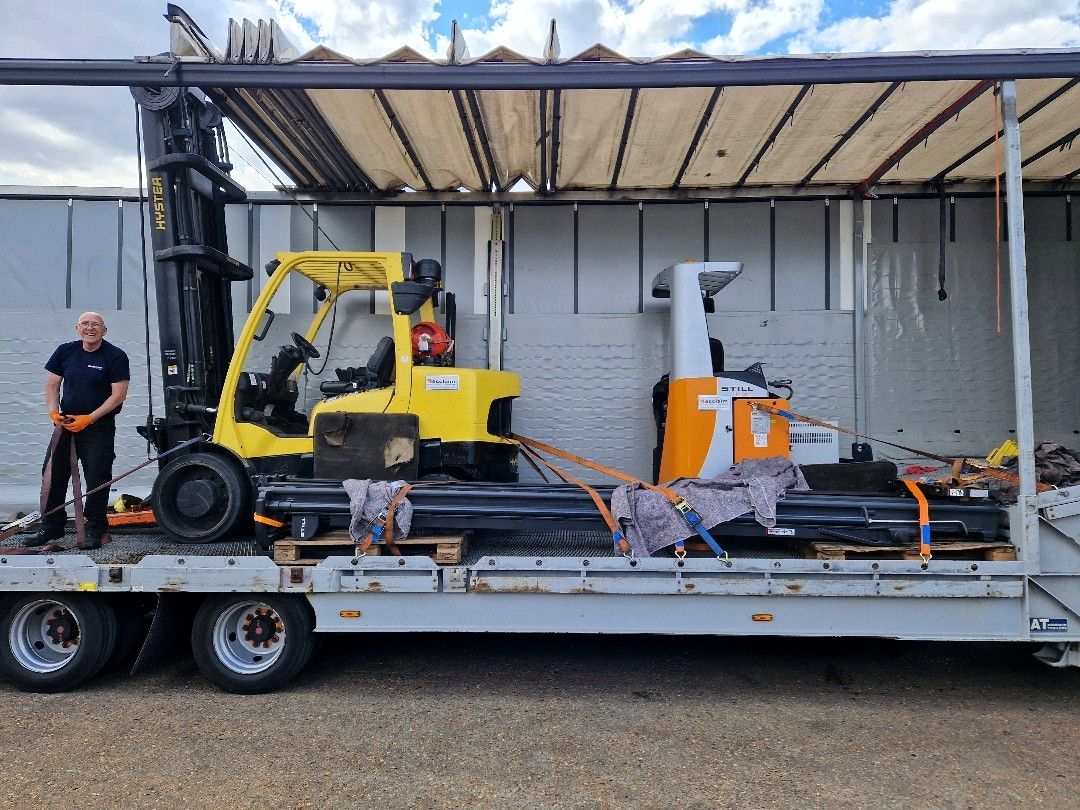 AcclaimHandling's tweet photo. Teamwork ๐ช
Lorry all loaded and ready to go on Monday Morning ๐
STILL FM-X 20 Reach Truck with a 12mtr mast ready for delivery to a customer in Rugby ๐
#acclaimhandling #acclaimdreamteam #still #hyster #lorryloading #loadedlorry #teampurfleet #electric #battery https://t.co/piRssogU4U