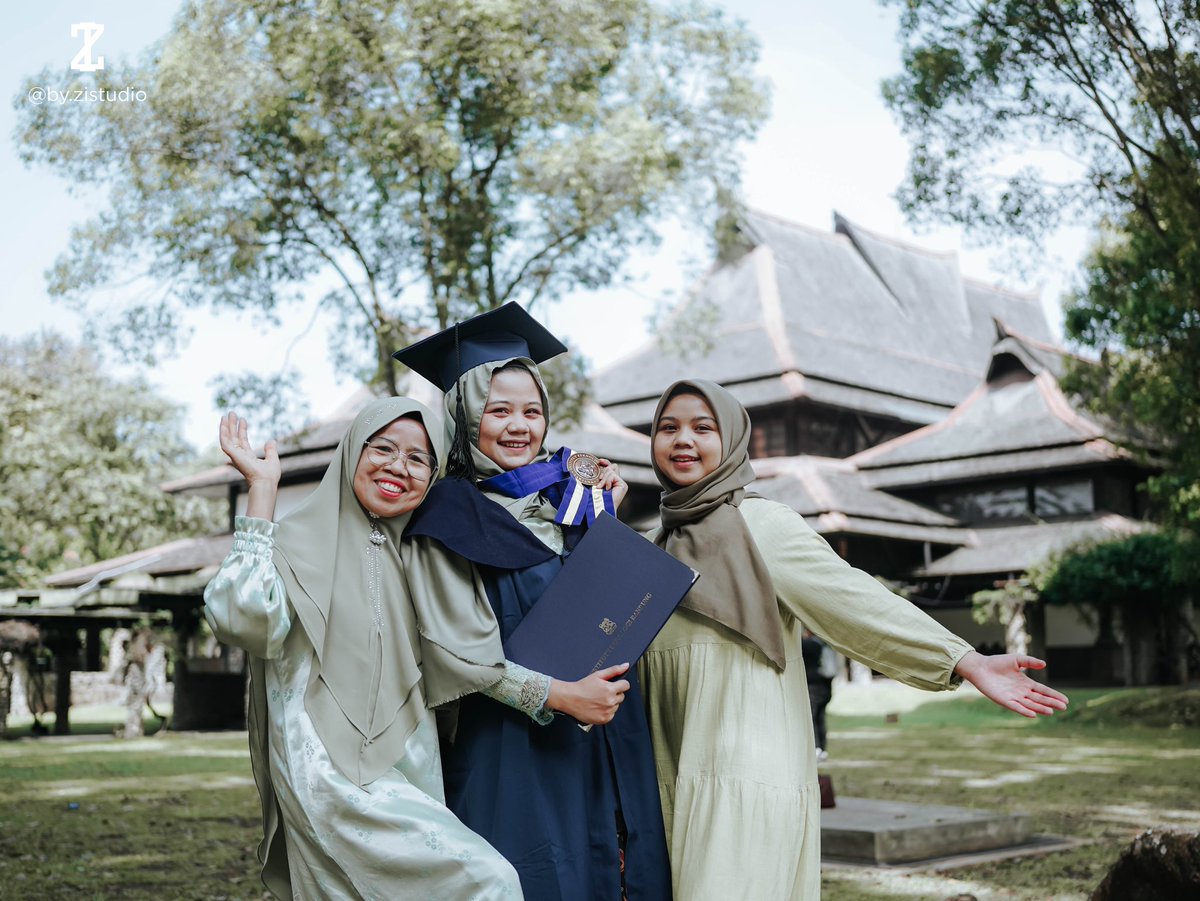 z_millah's tweet photo. GRADUATION PHOTOSHOOT

@by.zistudio masih buka slot untuk yang mau foto wisuda daerah Bandung. Terutama mahasiswa ITB UNPAD dan sekitarnya sabi banget.

Selain itu ada juga foto acara, wedding, produk, bahkan video profile.

Informasi dan reservasi bisa hubungi WA 087812040800 https://t.co/DFWF2i4sAt
