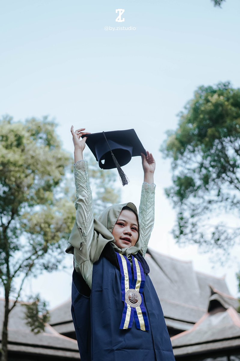 z_millah's tweet photo. GRADUATION PHOTOSHOOT

@by.zistudio masih buka slot untuk yang mau foto wisuda daerah Bandung. Terutama mahasiswa ITB UNPAD dan sekitarnya sabi banget.

Selain itu ada juga foto acara, wedding, produk, bahkan video profile.

Informasi dan reservasi bisa hubungi WA 087812040800 https://t.co/DFWF2i4sAt