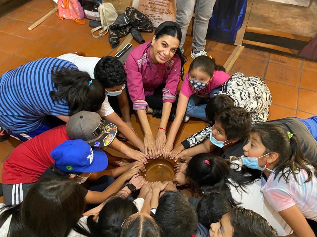 gracielamontano's tweet photo. Cerrando el curso de verano en la Exfàbrica de Pólvora con el Taller de uso del barro en la cocina mexicana. Me gustó compartir con los niños cómo identificar las ollas seguras sin plomo para su uso y consumo en casa #niñezmexicana #libredeplomo #chefembajadora #momentosaura 🇲🇽👩🏻‍🍳 https://t.co/10pfnGs9yr