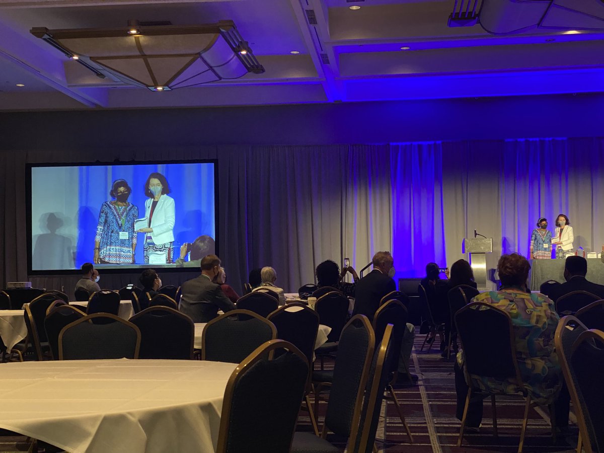 Congratulations to @Cronkite_ASU's @dorisalice for receiving the 2022 Lionel C. Barrow, Jr. Award for Distinguished Achievement in Diversity Research and Education. Sharon is a trailblazer and we all benefit from her work. #AEJMC22