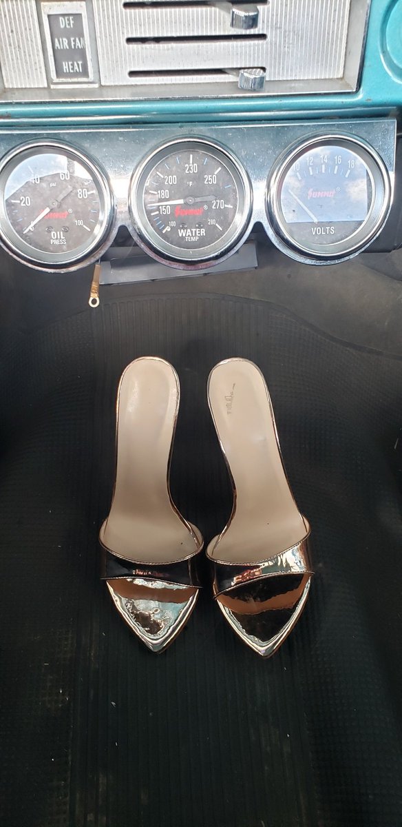 solevixen357's tweet photo. New video 📹 posted to YouTube. Starring #barefeet and these #mules https://t.co/OaTC7y67PX