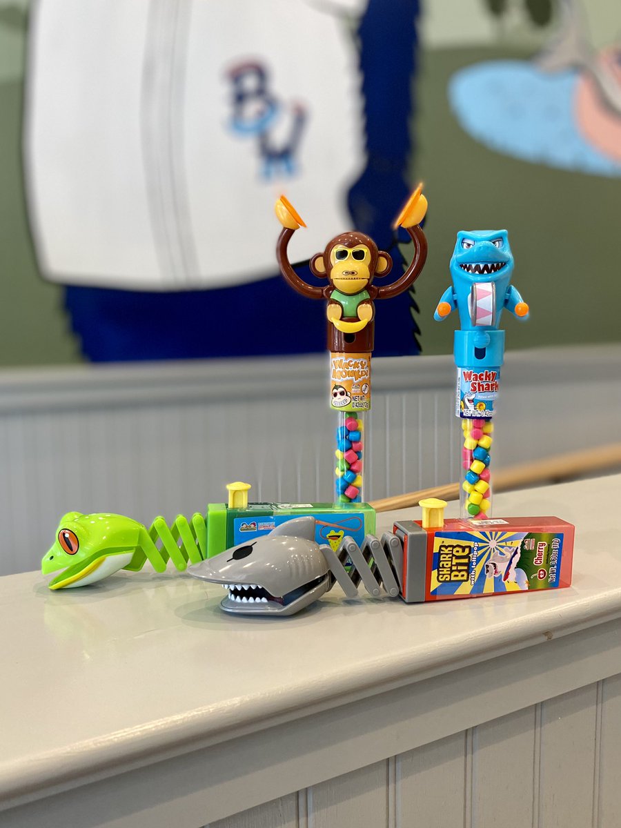 Celebrate the start of the school year with these wacky clapping animals! Available in 4 fun flavors for your favorite kid. 💙🍭