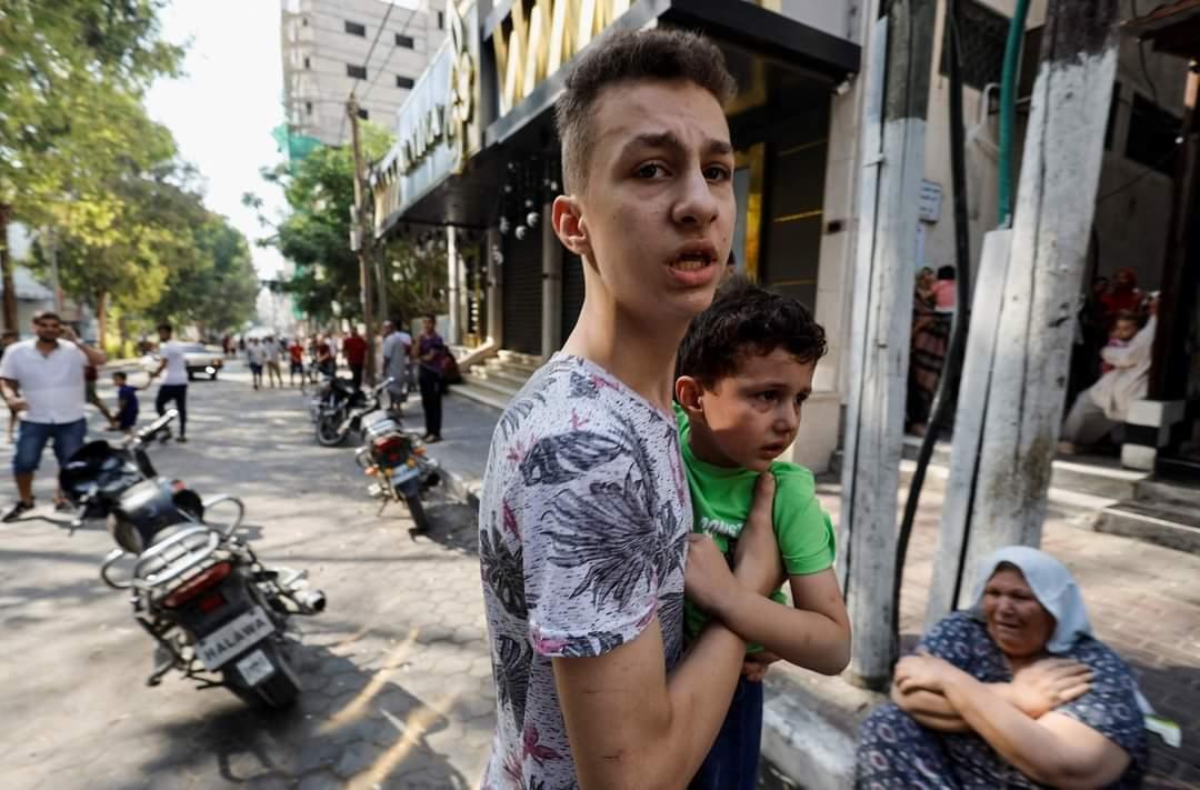 AbdelrahmanMhdi's tweet photo. Heartbreaking photos from #Gaza after the #Israeli aggressive attack. 
#GazaUnderAttack 
#IsraeliCrimes 
#غزة_تحت_القصف https://t.co/UXZNN1mUWl