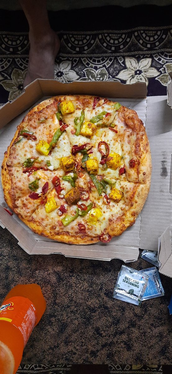 beast_stats's tweet photo. got a pizza which was not sealed. The customer care told that the next pizza you can order for free. and now that I am trying to do the same the dominos guy is saying that wouldn't be possible. @dominos_india @dominos https://t.co/pca4As96g3