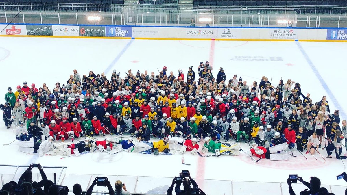 hbgpondhockey's tweet photo. Håll i hatten, här kommer tjejerna som älskar hockey. #roothcamp #halmstad @mrooth27 #270hockeytjejer https://t.co/AH93pI9zFP