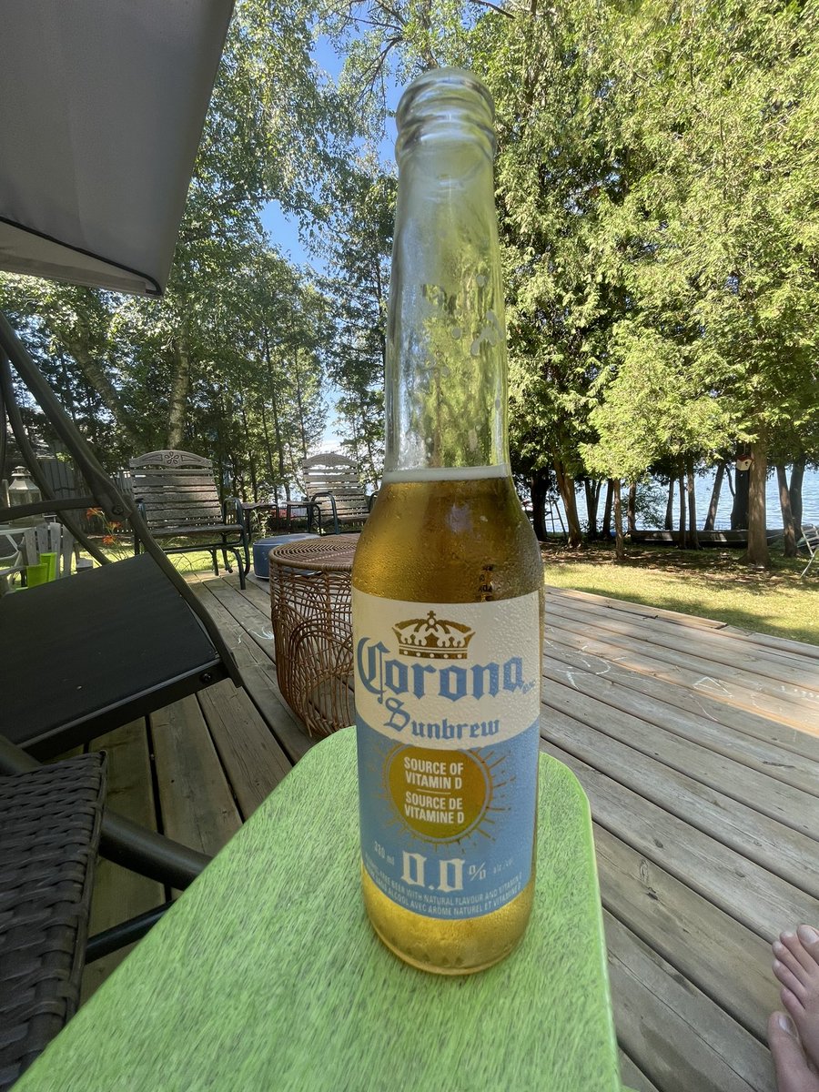 DaveTrafford's tweet image. Time for #toolsdown with a view of the lake, a chicken sandwich washed down by an @corona Sunbrew, (Best near-beer ever!) listening to @towhey wrap up his week covering for @jerryagar1010 on @NEWSTALK1010.