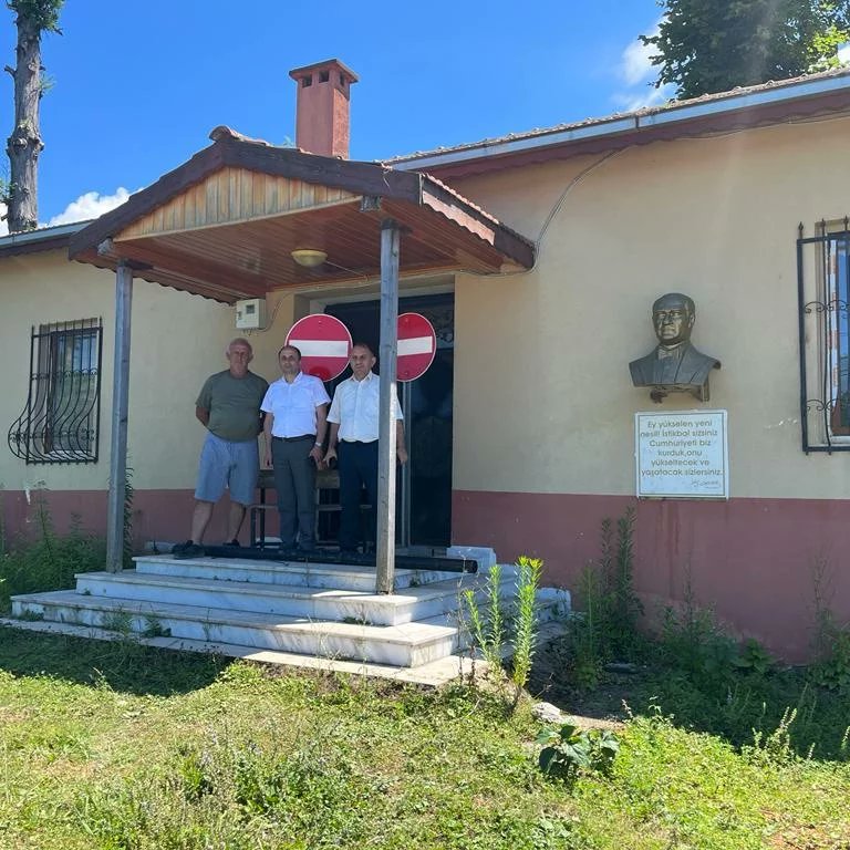 KemalpasaMem's tweet photo. Kapalı Köy Okulları Yaşam Merkezleri Oluyor

İlçe Milli Eğitim Müdürümüz Adem Cengiz kapalı köy okullarını dolaşarak incelemelerde bulundu.

@yildirim_deniz_ @tcmeb @nznsener @AdemCENGIZ08 @FahriAcar08 @YilmazDoruk29 @fehmirasimcelik @KemalpasaArtvin @nznsener
@tuncay_morkoc https://t.co/wW8211EX2R