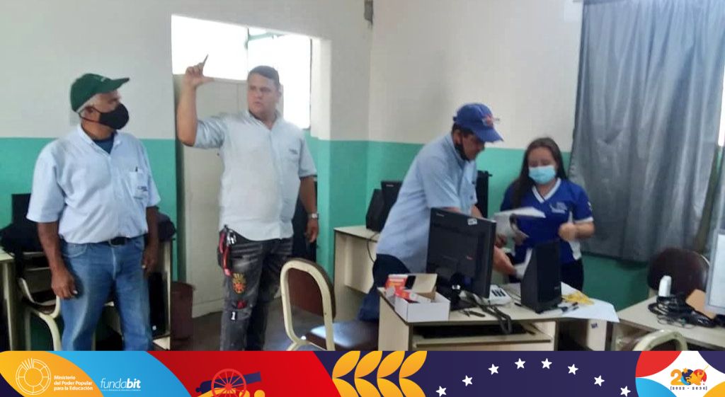 Fundabit_'s tweet photo. Para fortalecer la educación tecnológica y cumpliendo con las instrucciones del Pdte @NicolasMaduro y de la Min @_LaAvanzadora , nuestro equipo de Fundabit junto a Cantv para la conexión a internet del #Cbit de la @EscMiguelACaro en la Pquia Sucre del Dtto Capital
#VenezuelaEsPaz https://t.co/j4qQwtOgPL