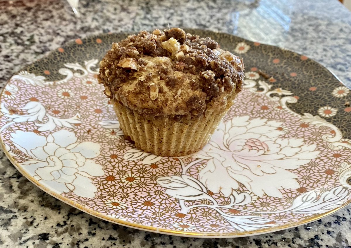 samkist's tweet photo. IT IS HERE !! Anew episode of FULLY BAKED .  The dog days of summer may be here but if your looking ahead to fall or just miss fall flavors this muffin is for you. See the new episode at 
https://t.co/qelcsRLcNt 
#fallbaking #baking #cranberry #muffins https://t.co/GqbUBZfxvg