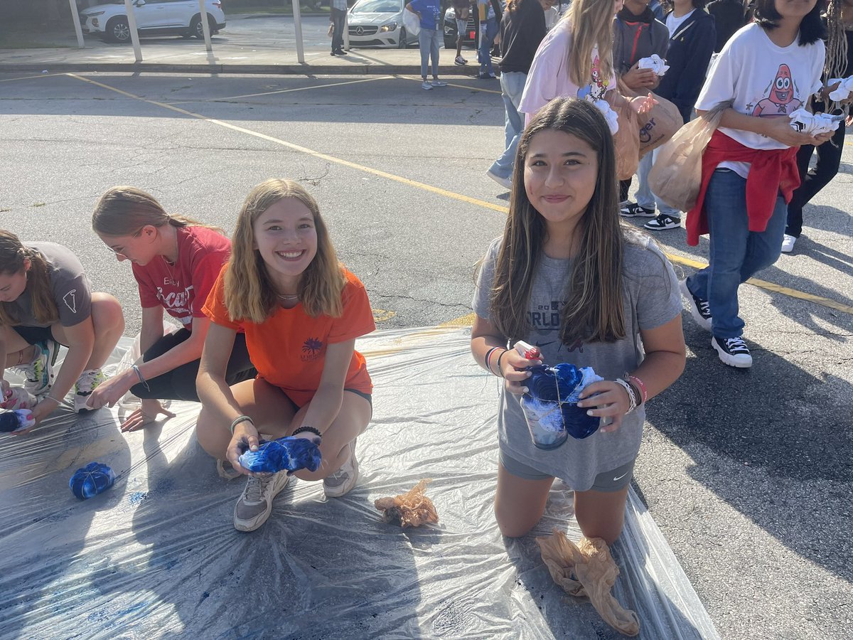 DrLoraleeHill's tweet photo. Who’s got tie dye? Every 8th Grade Griffin student!!! A fun team building &amp; school pride activity. Thanks to our teachers, PTSA, and lots of volunteers who assisted. ✅ out Mr. Holmes making a t-shirt!!! @GMS_Wildcats @ButlerNneka @LynzeeCourtney @CobbSchools #begreatbegriffin https://t.co/tR4OFzUigm