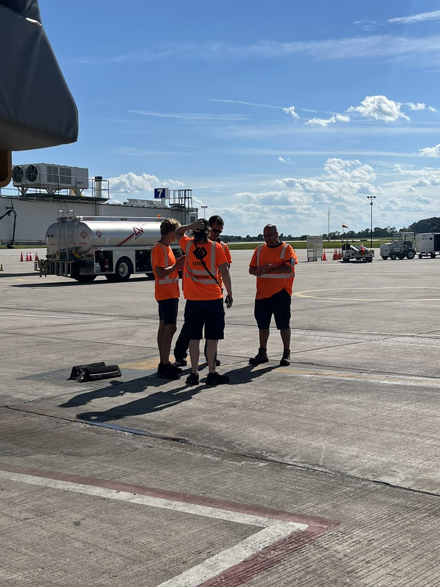 EAA has come and gone and it was a crazy good time in ATW! The team stepped up to the occasion and worked more than 30 additional flights this past week and did it with professionalism and SAFETY! Thank you for your hard work! Rockstars! @UnifiAviation @Cmkressig @Renata74230255