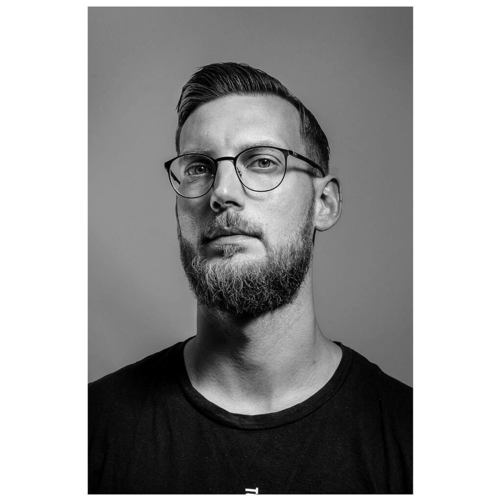 MKubalczyk's tweet photo. I was not here for quite a bit, so here I am, literally.
I actually wanted to have some fun with light, didn’t work out as I expected honestly.
#fujifeed #fujixt3 #fuji1855mm #portraitphotography #portraitkillers #studioportrait #bnwmood #bnwportraitphotography #autoport… https://t.co/j8UWHNwrhm