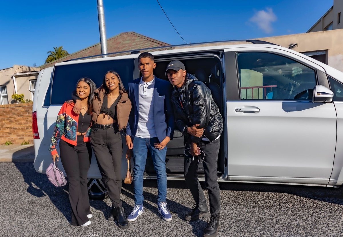 DStv's tweet photo. Izinja ze game zifikile😅
S/o to Dylan Hayes who is the first winner of the
@DStv #MyPerfectMatch experience with 2⃣friends ⚽️.They are joined by Le Supa @seekay_sa aka Teddy 🔥
Sazoba manandi Fo'sho ! 🫶
#BabizeBonke | #SiGwcaleNgeDiski https://t.co/FKgDoHhH9t