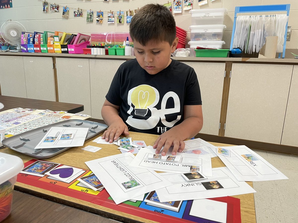 Miss_Holland_FA's tweet image. Implementing what I learned @Region12 about structured teaching, work systems, and visuals to decrease anxiety which decreases behavior and in turn promotes independence @ElemRob #autism #taskboxes #visuals #ESY