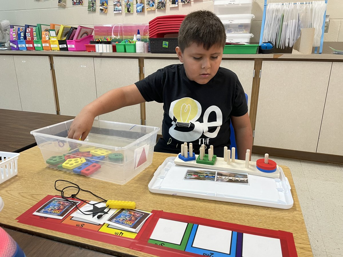 Miss_Holland_FA's tweet image. Implementing what I learned @Region12 about structured teaching, work systems, and visuals to decrease anxiety which decreases behavior and in turn promotes independence @ElemRob #autism #taskboxes #visuals #ESY