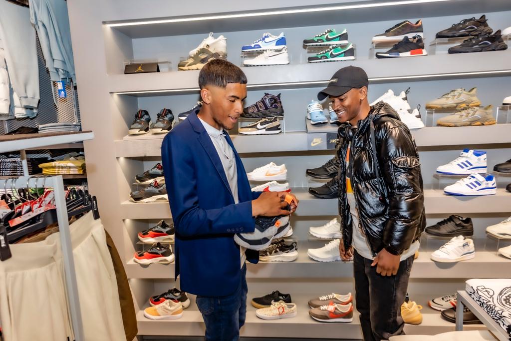 DStv's tweet photo. Izinja ze game zifikile😅
S/o to Dylan Hayes who is the first winner of the
@DStv #MyPerfectMatch experience with 2⃣friends ⚽️.They are joined by Le Supa @seekay_sa aka Teddy 🔥
Sazoba manandi Fo'sho ! 🫶
#BabizeBonke | #SiGwcaleNgeDiski https://t.co/FKgDoHhH9t