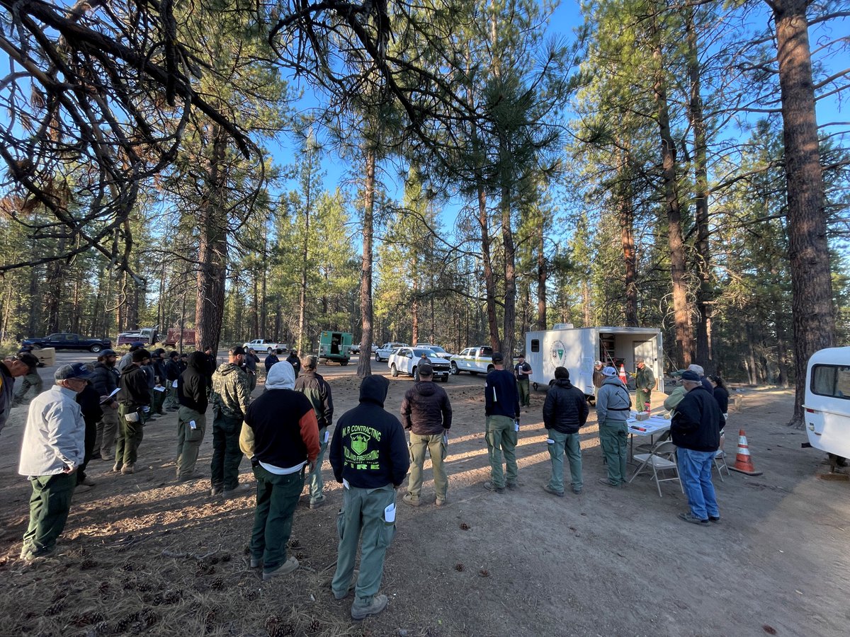 CentralORFire's tweet photo. 🔥 #GreenButteFire Update: The fire, on the @DesNatlForest approximately 13 miles southeast of La Pine, is 23 acres &amp; 25% contained. Today firefighters will increase mop-up depth from yesterday and continue to improve fireline where needed.

➡️https://t.co/TXzHmV43oc https://t.co/ha2ryX6KKb