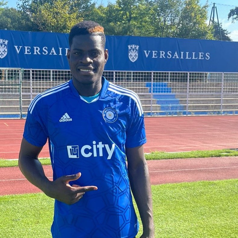 PrunierMondy's tweet photo. Déjà au travail au @FCVersaillesOff 👏🏿 👌🏿
Exceptionnellement je porterais le 21. 
L'union fait la force ✊🏿
MP2 🇭🇹🔵⚪ https://t.co/upC8WkDkET