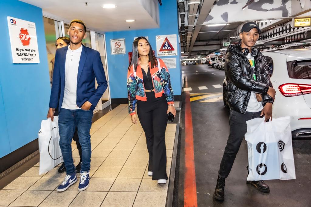 BabizeBonke_ZA's tweet photo. Izinja ze game zifikile😅
S/o to Dylan Hayes who is the first winner of the
@DStv #MyPerfectMatch experience with 2⃣friends ⚽️.They are joined by Le Supa @seekay_sa aka Teddy 🔥
Sazoba manandi Fo'sho ! 🫶
#BabizeBonke | #SiGwcaleNgeDiski https://t.co/fNerRyCE4v