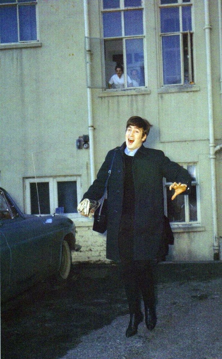 CUNTHARRISON's tweet photo. Rare photo of John Lennon 1964. https://t.co/0h5BkNfNu9