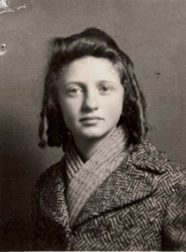 AuschwitzMuseum's tweet photo. 5 August 1928 | A French Jewish girl, Bella Rubin, was born in Paris.

She arrived at #Auschwitz on 19 July 1942 in a transport of 1,000 Jews deported from Drancy together white her mother Marta and a younger sister Micheline. They were all murdered in a gas chamber. https://t.co/hhlk0BF8ZY