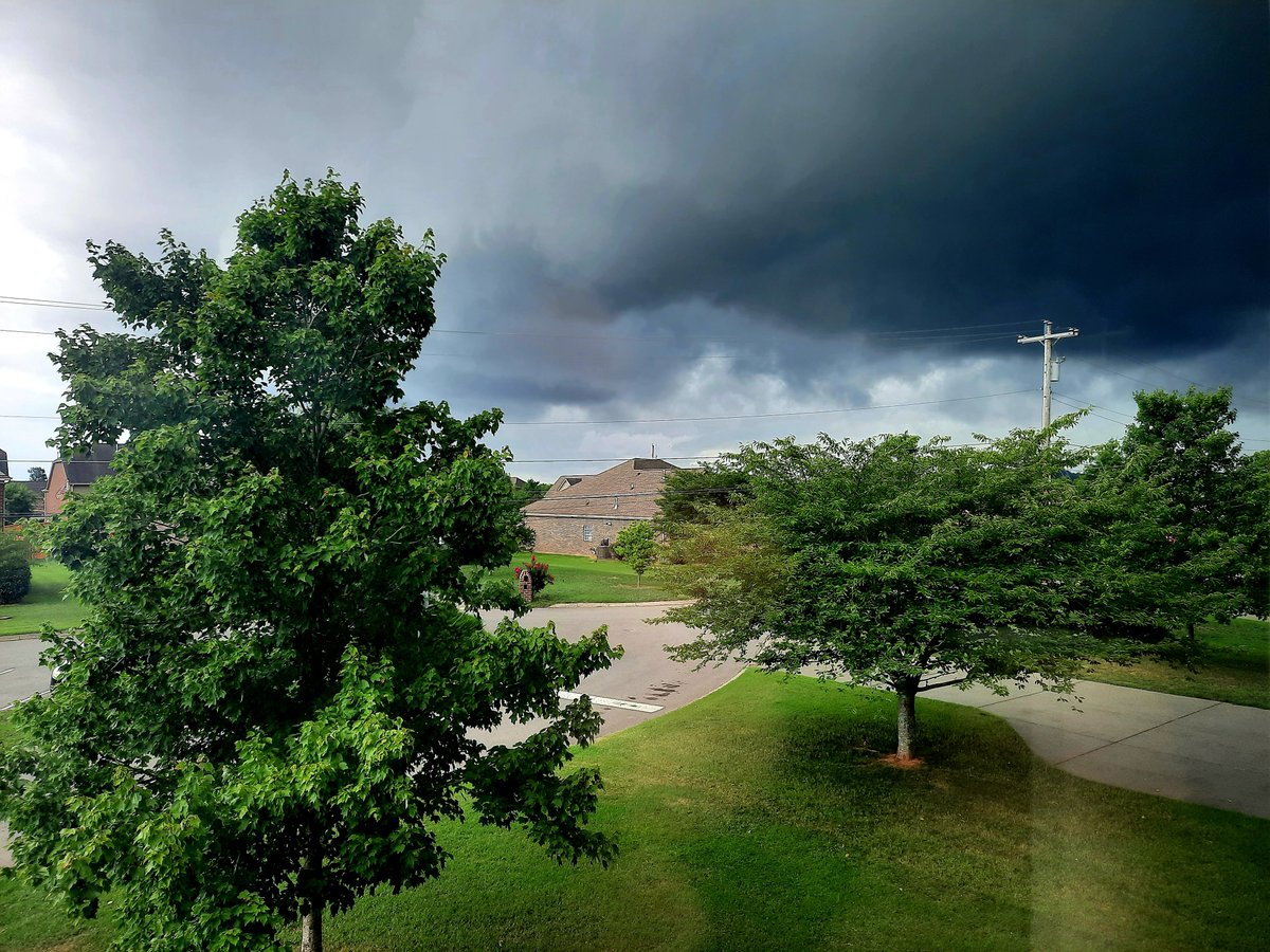 andrew_shuff's tweet photo. Rain rolling into Gallatin. @SumnerSevereWx @WKRN https://t.co/7PjzuQlu8f