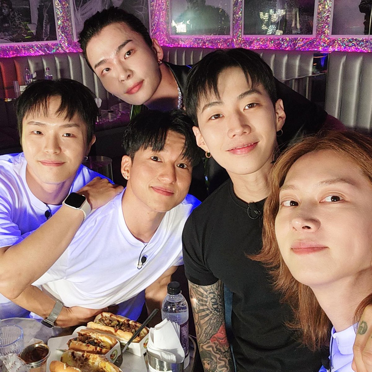 Jwalkerz_TH's tweet photo. [IG] shortyforce: 050822  ภาพเจย์ปาร์ค, MVP #shortyforce #yellowD #Terry และคิมฮีชอลในรายการ Alcohol Street Fighter EP.8 ค่ะ

https://t.co/ozeZGG8p5W

#MOREVISION #AOMG #H1GHRMUSIC #JayPark #박재범 #HEECHUL #김희철 #MVP #MoreVisionProject https://t.co/kgAdmWJf52