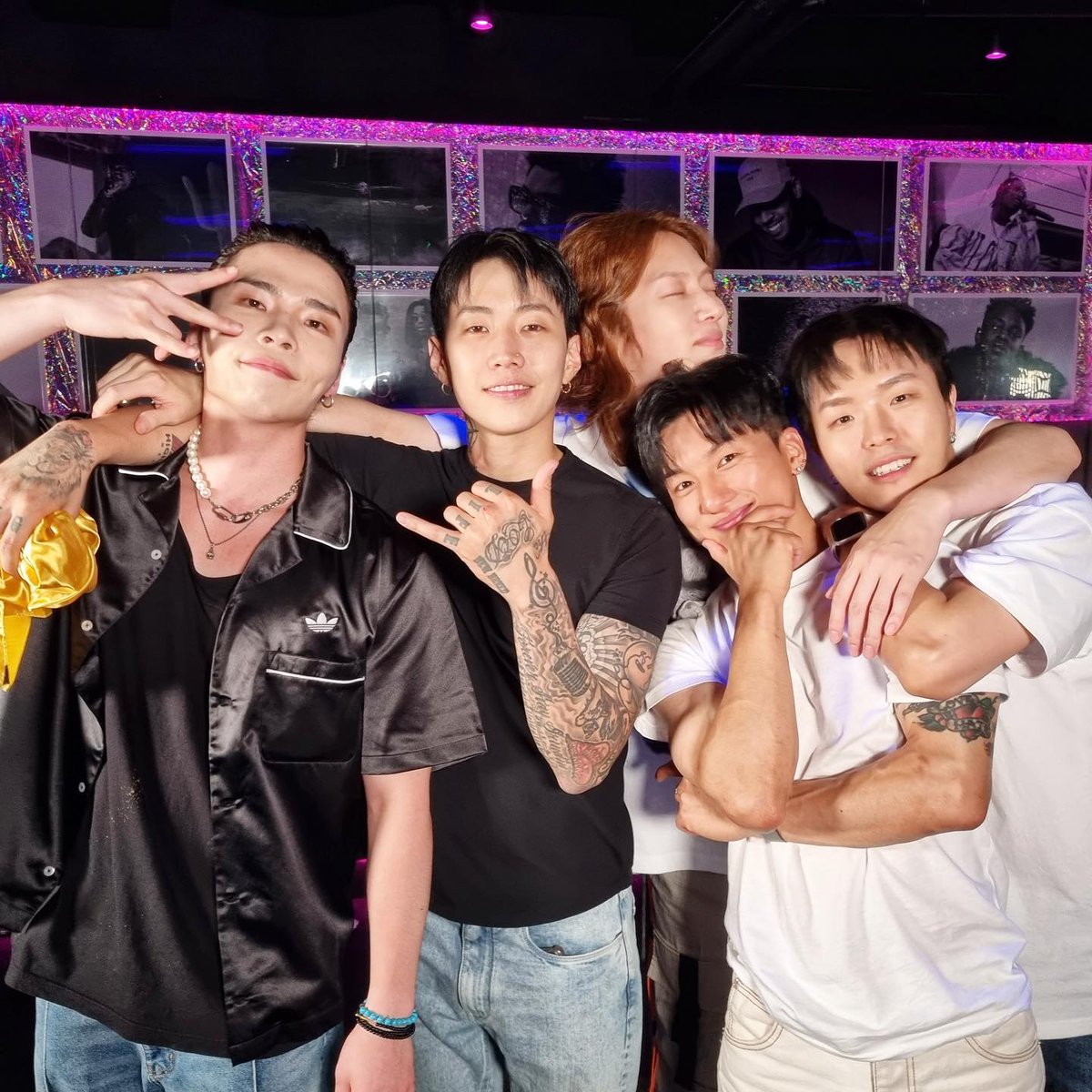 Jwalkerz_TH's tweet photo. [IG] shortyforce: 050822  ภาพเจย์ปาร์ค, MVP #shortyforce #yellowD #Terry และคิมฮีชอลในรายการ Alcohol Street Fighter EP.8 ค่ะ

https://t.co/ozeZGG8p5W

#MOREVISION #AOMG #H1GHRMUSIC #JayPark #박재범 #HEECHUL #김희철 #MVP #MoreVisionProject https://t.co/kgAdmWJf52