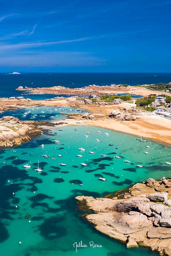 𝑪𝑶𝑻𝑬 𝑫𝑬 𝑮𝑹𝑨𝑵𝑰𝑻 𝑹𝑶𝑺𝑬

C'est l'été sur la côte de Granit Rose et les paysages sont fabuleux avec une eau turquoise comme on rencontre rarement par ici (sauf dans le finistère Nord et aux Glenan) !

𝑀𝑎𝑡ℎ𝑖𝑒𝑢 𝑅𝑖𝑣𝑟𝑖𝑛
#Bretagne #cotedegranitrose #bzh #photo