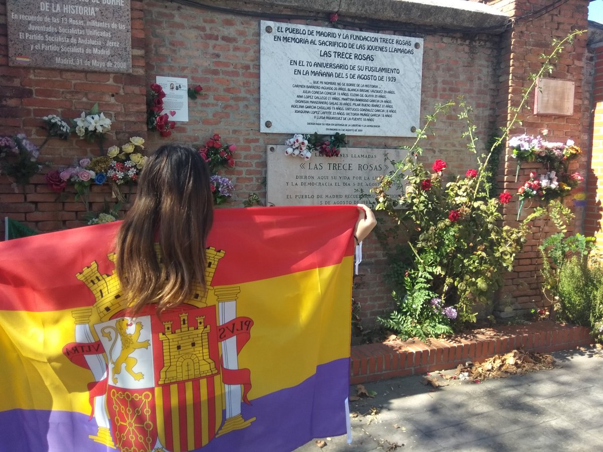 gemamoraless's tweet photo. Vuestros nombres nunca se borrarán de nuestra historia 🌹🌹🌹🌹🌹🌹🌹🌹🌹🌹🌹🌹🌹 #13Rosas #Las13Rosas https://t.co/jImokZt41h