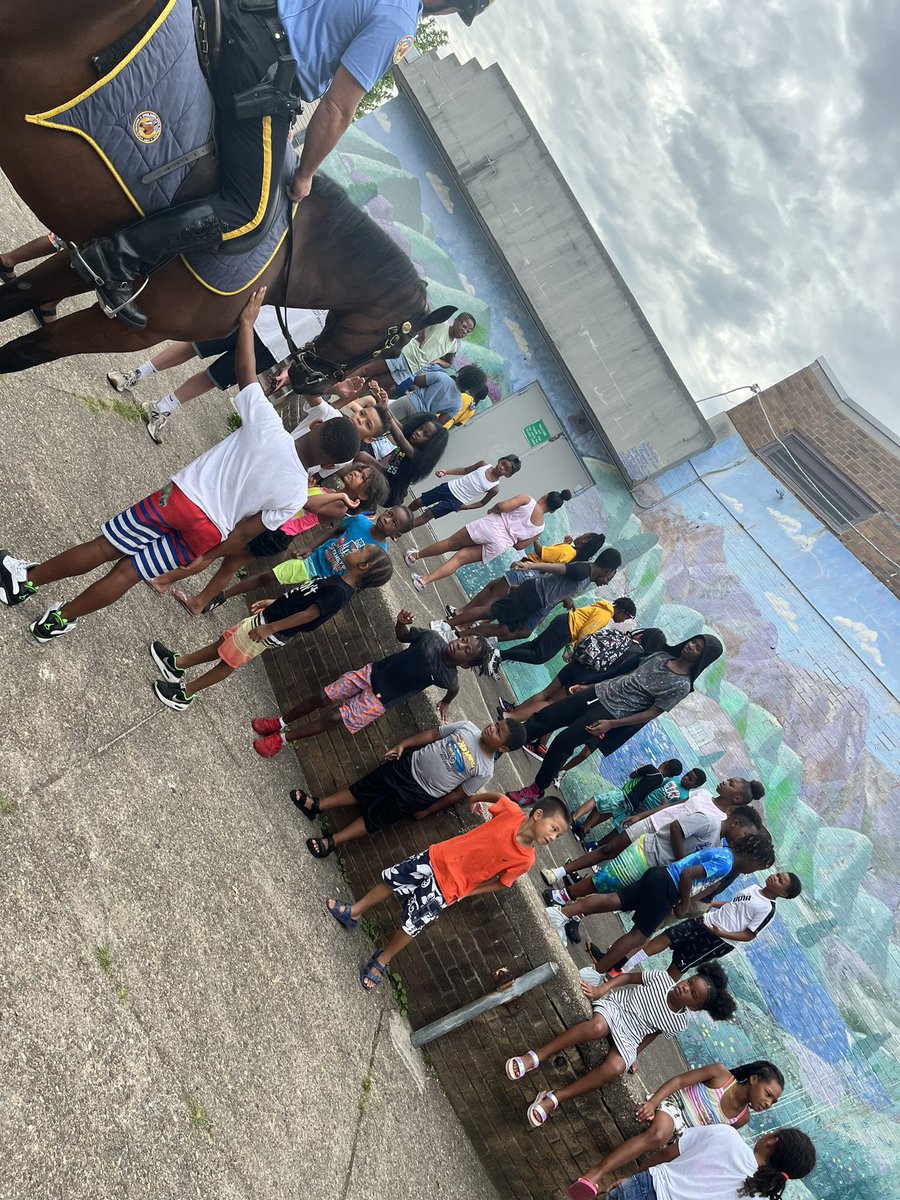 PPDMountedUnit's tweet photo. Q/A sessions with Hockey and the great kids of Lawncrest… #philappd #PhillyMountedPatrol @Lawncrest6000 https://t.co/7dcXAMzCkI