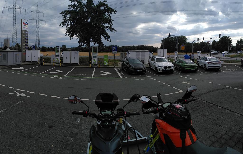 Ich dachte, ich könnte mir auf dem Weg zum #Ladepark #Hilden ein Mal das Abkoppeln des Anhängers ersparen und stelle mich längs vor die unbeliebten Allegos. Die zweite Session startete, brach nach 4% aber auch wieder ab. Dann eben ... <a href="/IONITY_EU/">Broken Link Hijacking</a> <a href="/nextmove_de/">nextmove</a> @AllegoCharging