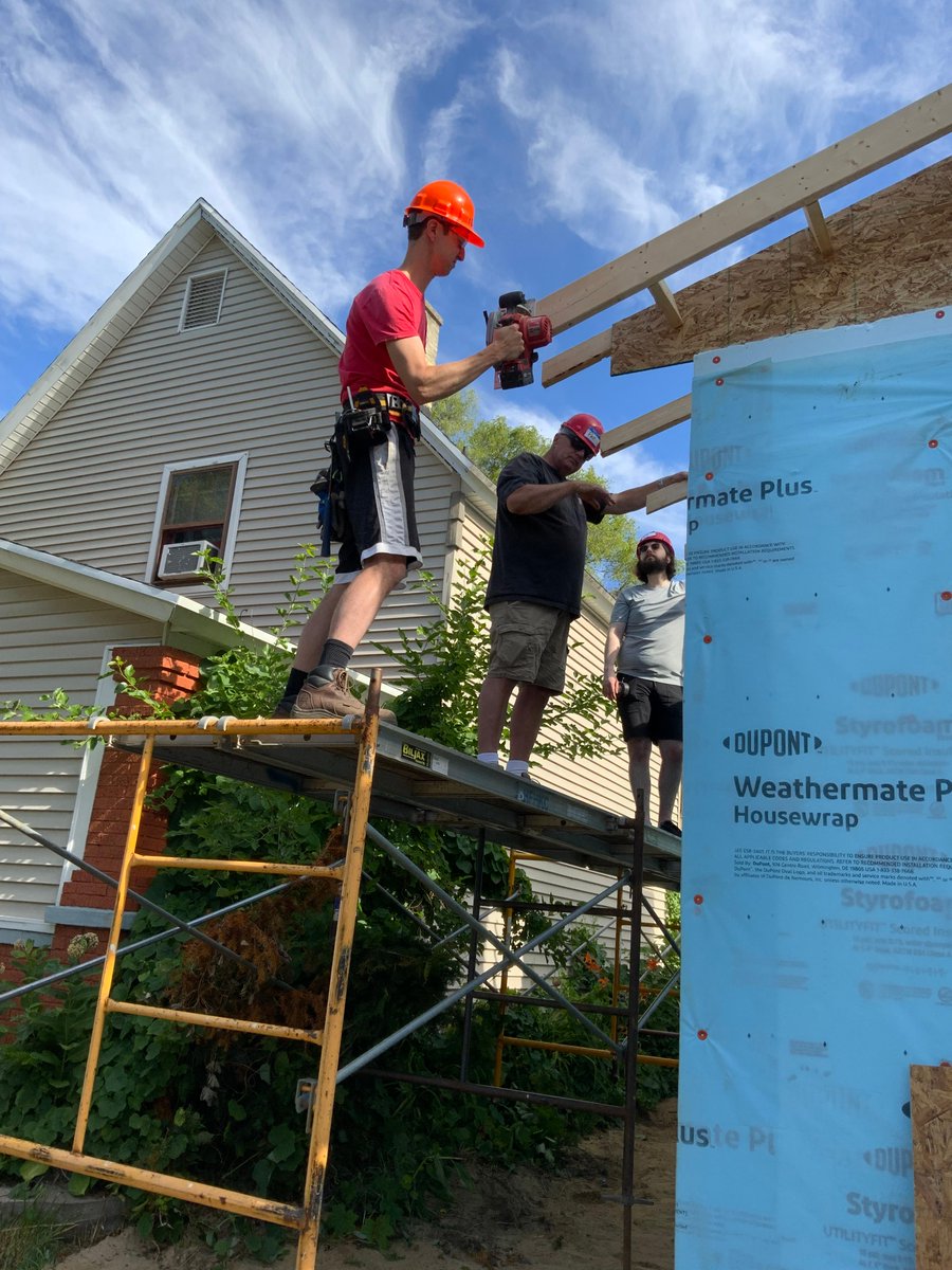 HabitatKent's tweet photo. Every day's a good day for building homes, community, and hope.  Thank you, First Congregational Church, for coming out and building with us! 💪🏽 #HabitatKentVolunteers https://t.co/sHTAA6EcrF